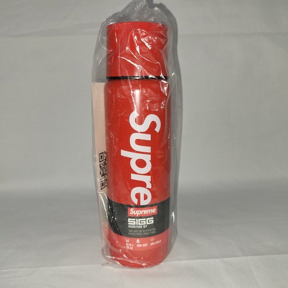 Supreme®/SIGG™ Vacuum Insulated 0.75L Bottle- Red